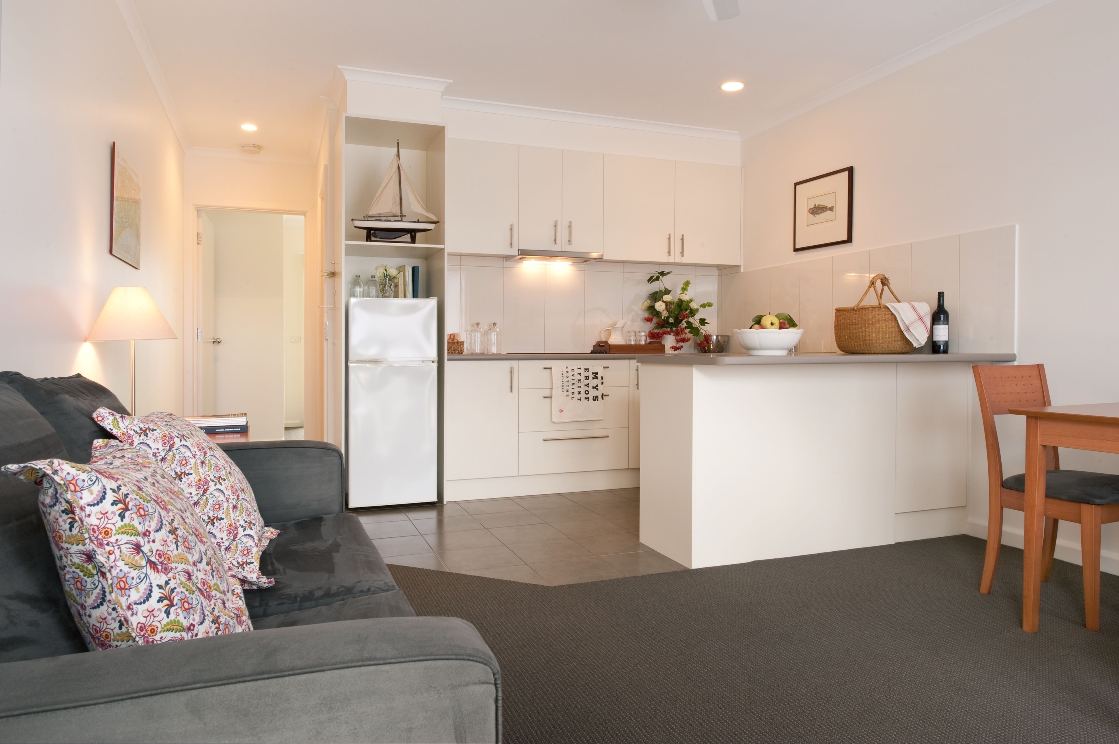 one bedroom metung village apartment | private kitchen | fridge, toaster