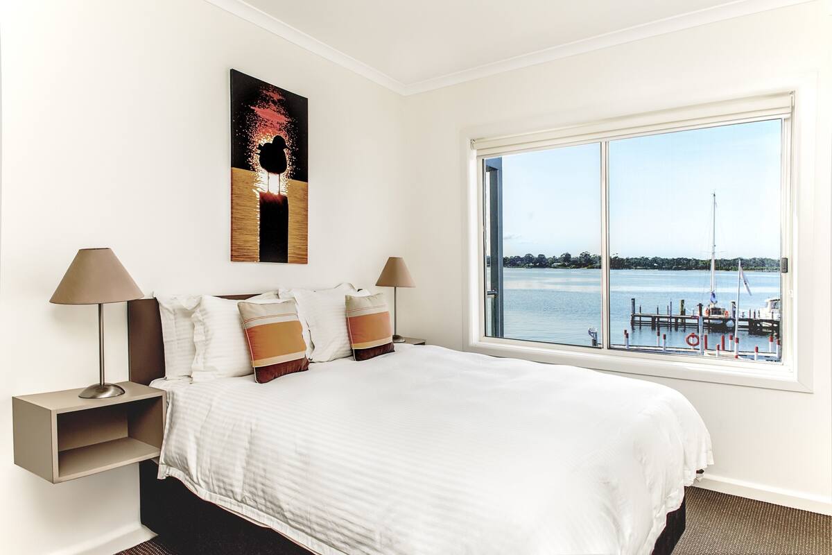 three bedroom bancroft bay apartment | individually furnished, laptop workspace, iron/ironing board, free wifi