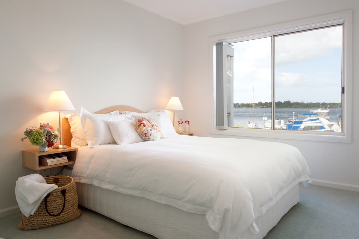 three bedroom bancroft bay apartment | individually furnished, laptop workspace, iron/ironing board, free wifi