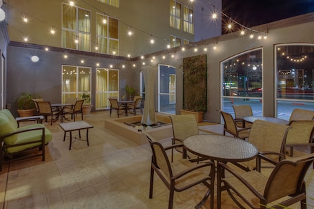 Patio. Fairfield Inn & Suites by Marriott San Francisco Airport