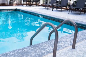 Una piscina al aire libre de temporada