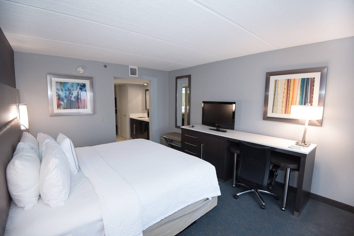 Hypo-allergenic bedding, in-room safe, desk, blackout curtains