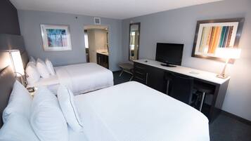 Estudio, varias camas | Ropa de cama hipoalergénica y caja de seguridad en la habitación