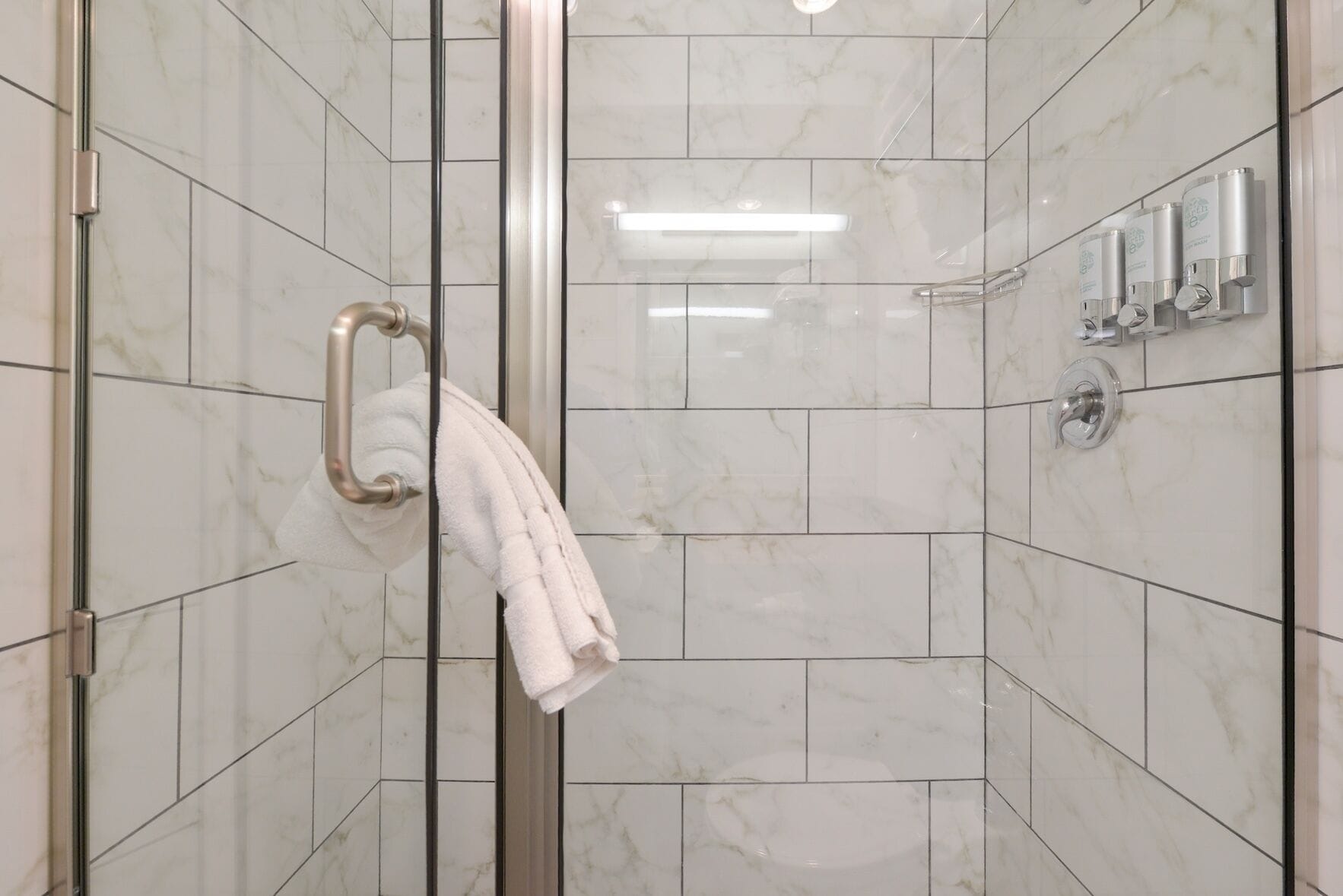 Produtos de toalete grátis, secador de cabelo, toalhas de banho 