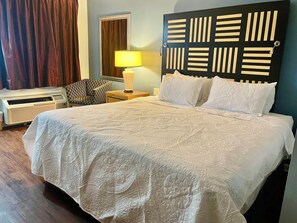 Rom – standard | Safe på rommet, individuelt dekorert, individuelt innredet og skrivebord