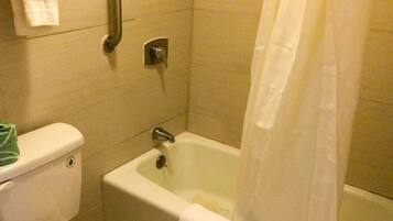 Ensemble douche/baignoire, articles de toilette gratuits, sĂšche-cheveux