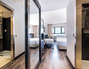 Minibar, in-room safe, desk, free WiFi