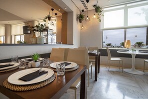 2 Restaurants, Mittagessen, Abendessen, lokale und internationale Küche