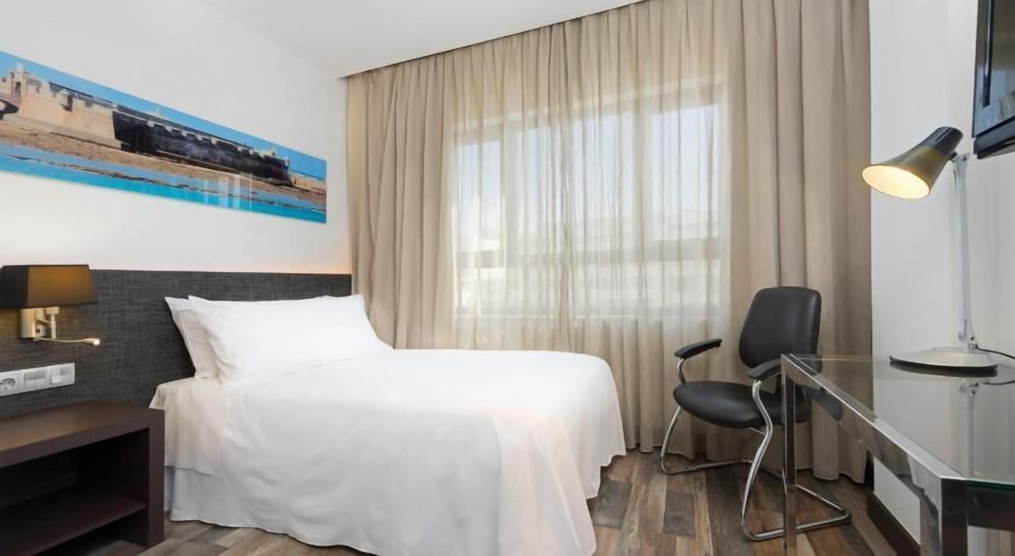 Minibar, in-room safe, desk, free WiFi