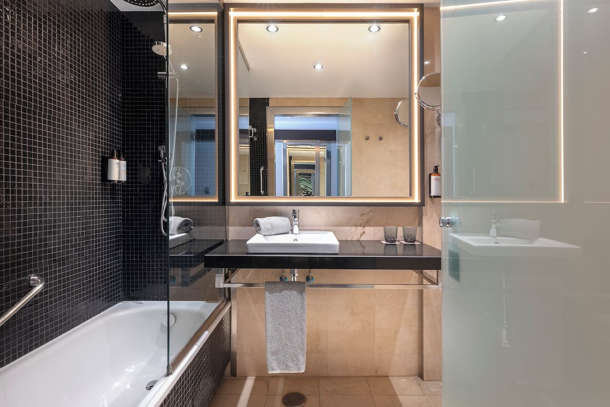 premium room, sea view | bathroom | hair dryer, bidet, towels