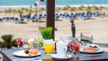 Desayuno buffet (EUR 14 por persona)
