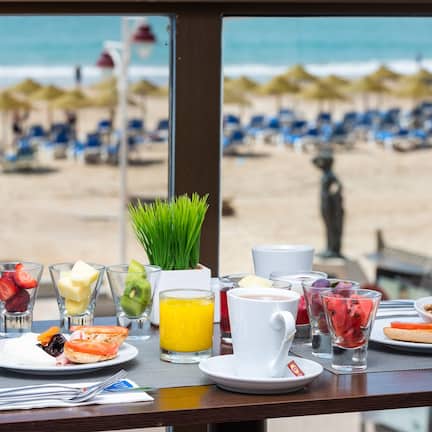 Petit déjeuner buffet (17 EUR par personne)