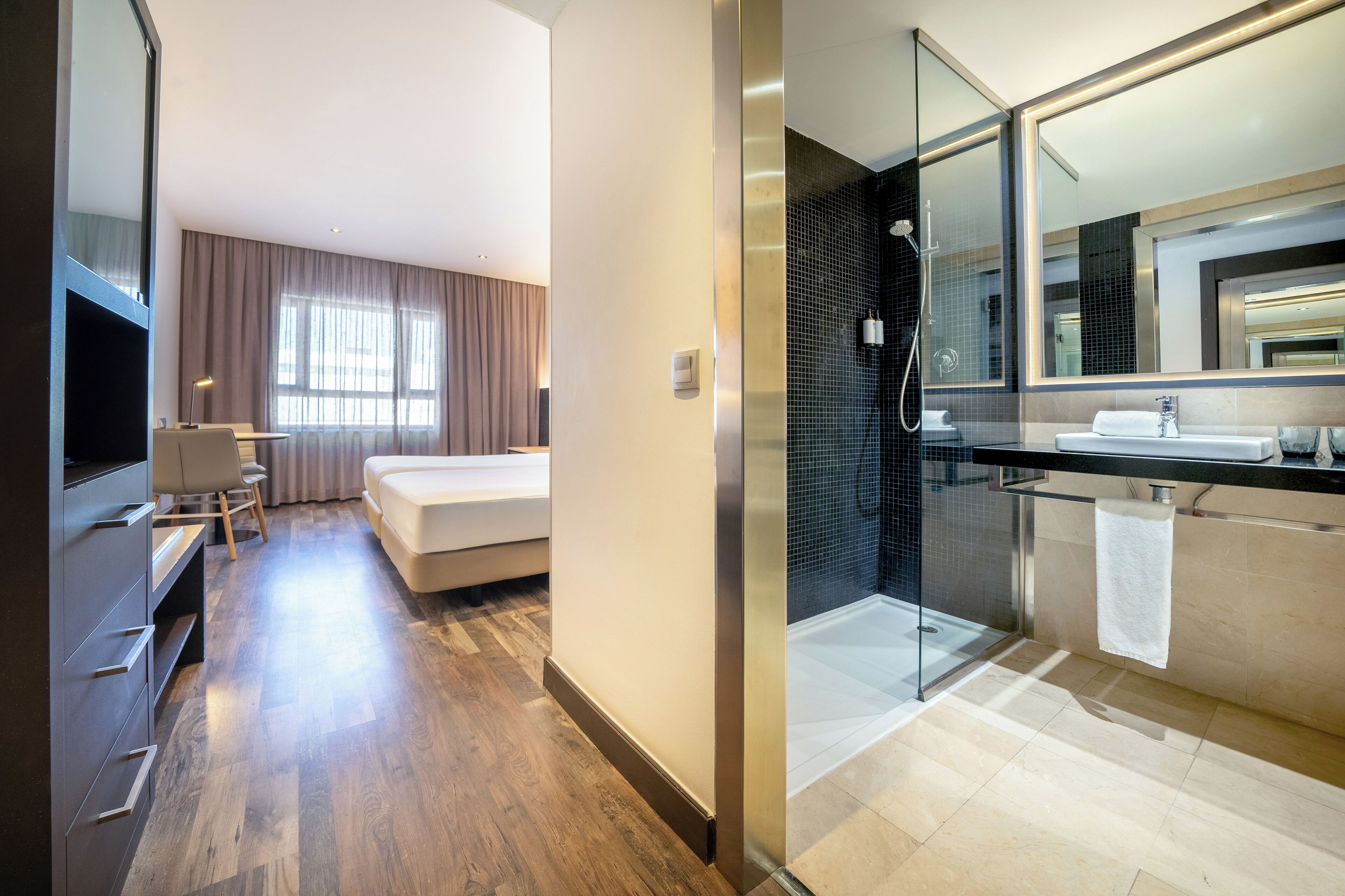 standard room | minibar, in-room safe, desk, free wifi