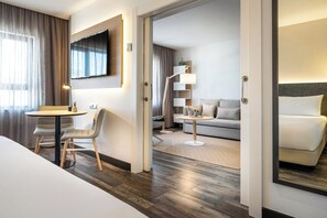 Junior Suite | Minibaari, tallelokero huoneessa, työpöytä, ilmainen Wi-Fi