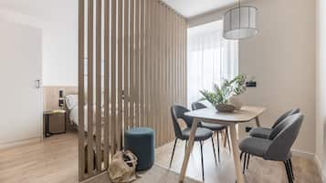 Monolocale (4 persons) | Area soggiorno | TV 45 pollici con canali via cavo