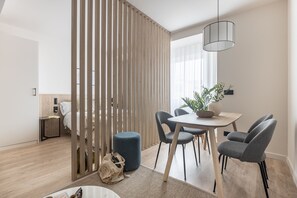Studio (4 persons) | Living area | 45-inch TV with cable channels - Líbere Madrid Chamberí (Madrid)