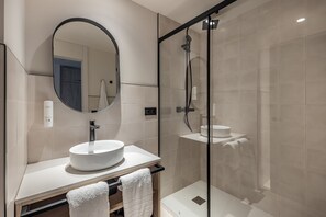 Apartment, 1 Bedroom | Bathroom | Shower, hair dryer, towels - Líbere Madrid Chamberí (Madrid)
