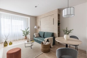 Studio – standard (2 persons) | Oppholdsområde | En 45-tommers TV med kabel-kanaler