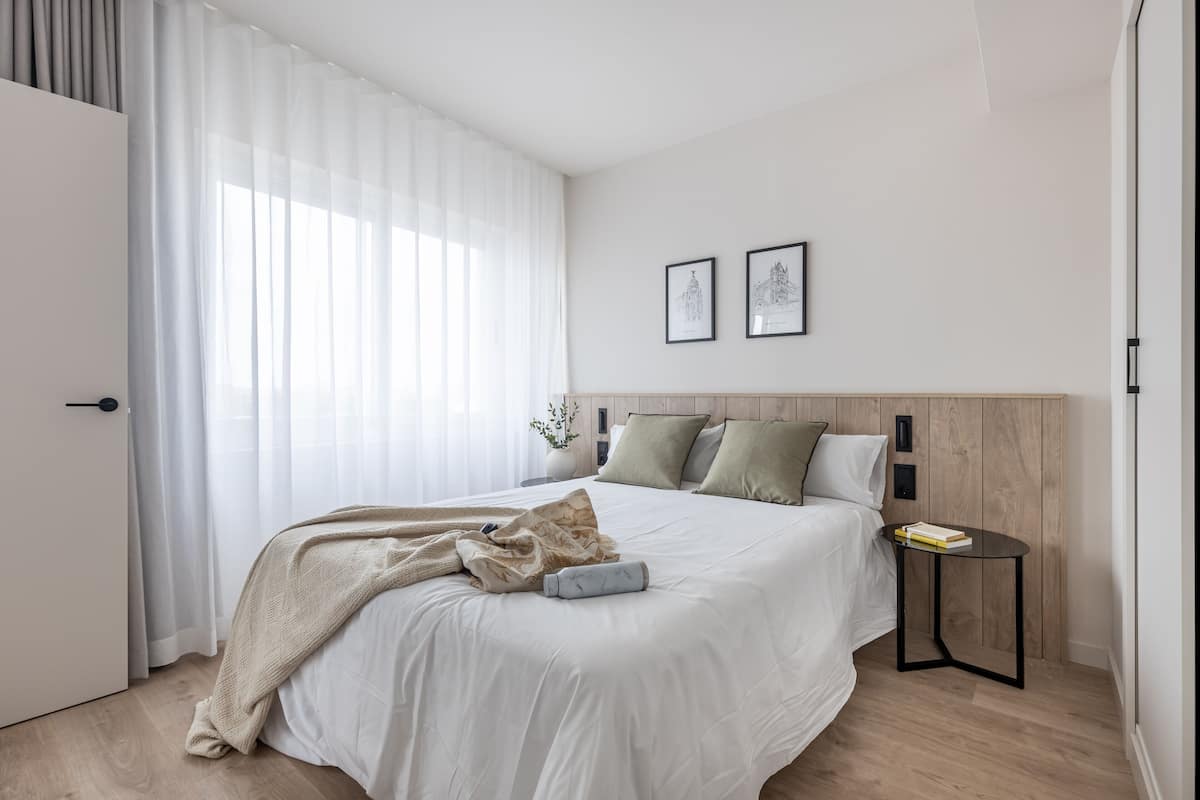 Laptop workspace, soundproofing, WiFi (free), bed sheets