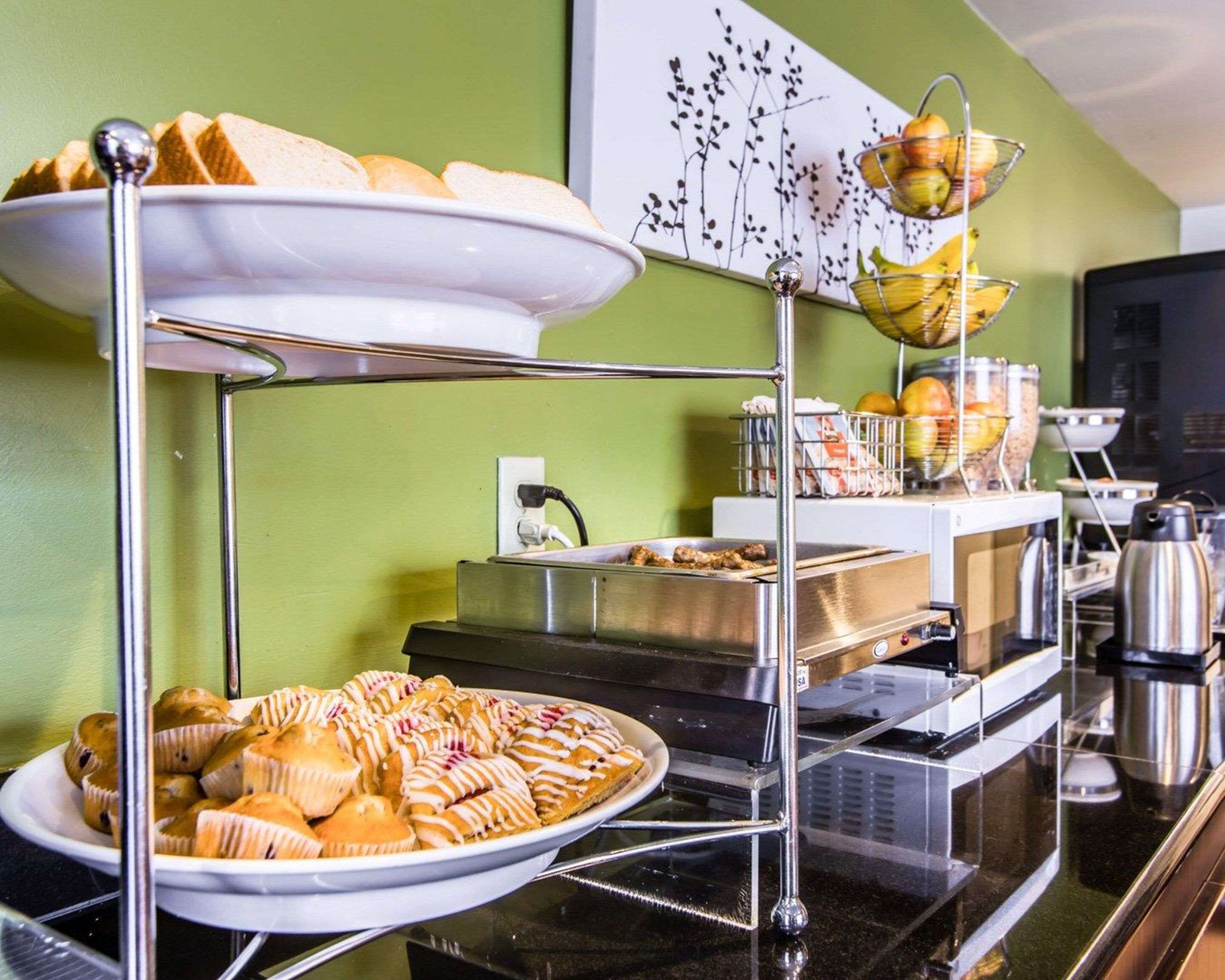 Een buffetopstelling met diverse soorten eten en een koffiecorner.