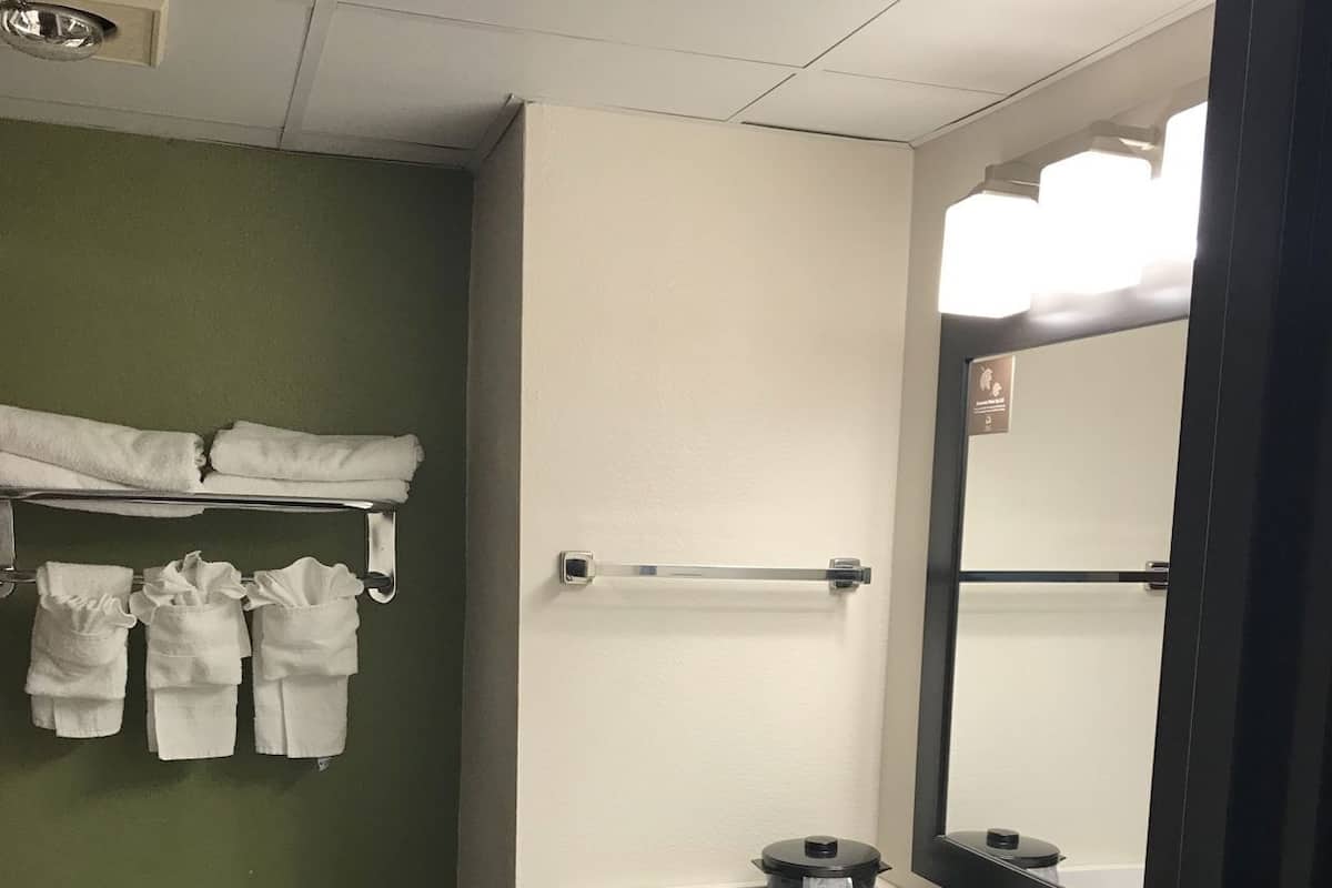 Baño | Tina con regadera, secadora de cabello, toallas