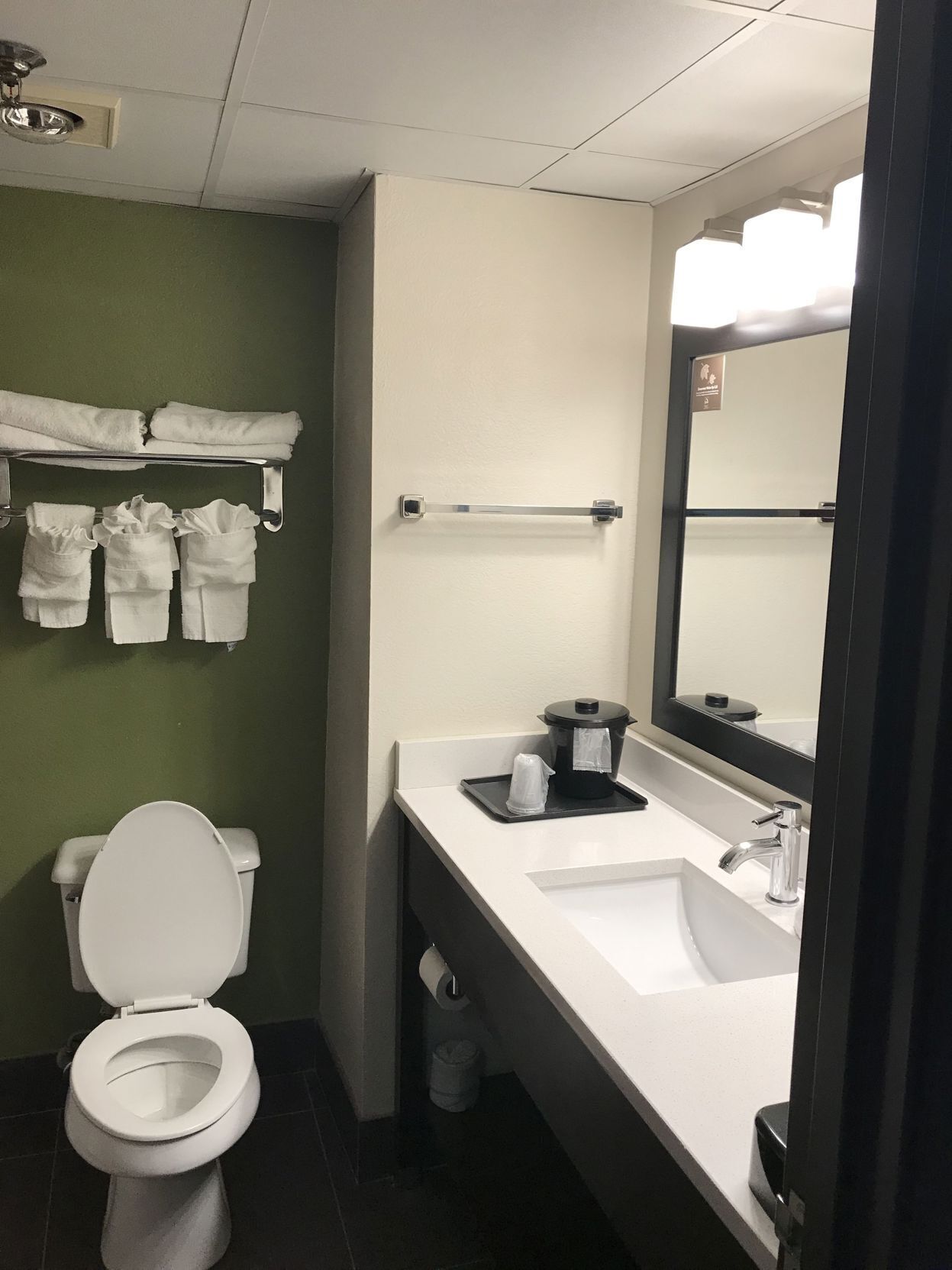 Baño | Tina con regadera, secadora de cabello, toallas 