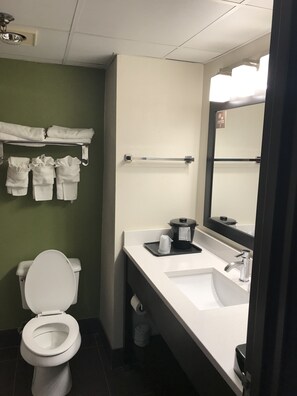 Ducha y bañera combinadas, secador de pelo y toallas