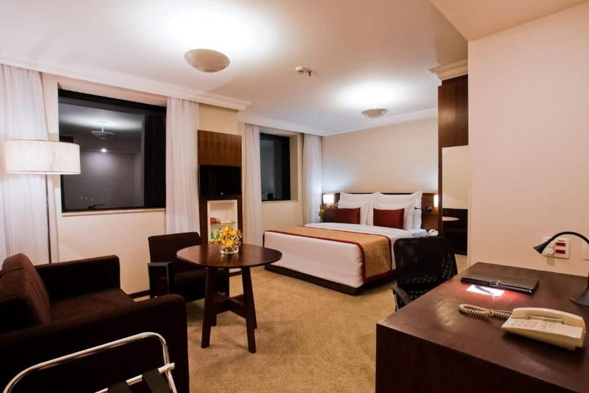 Seprai katun Mesir, seprai premium, minibar, dan brankas