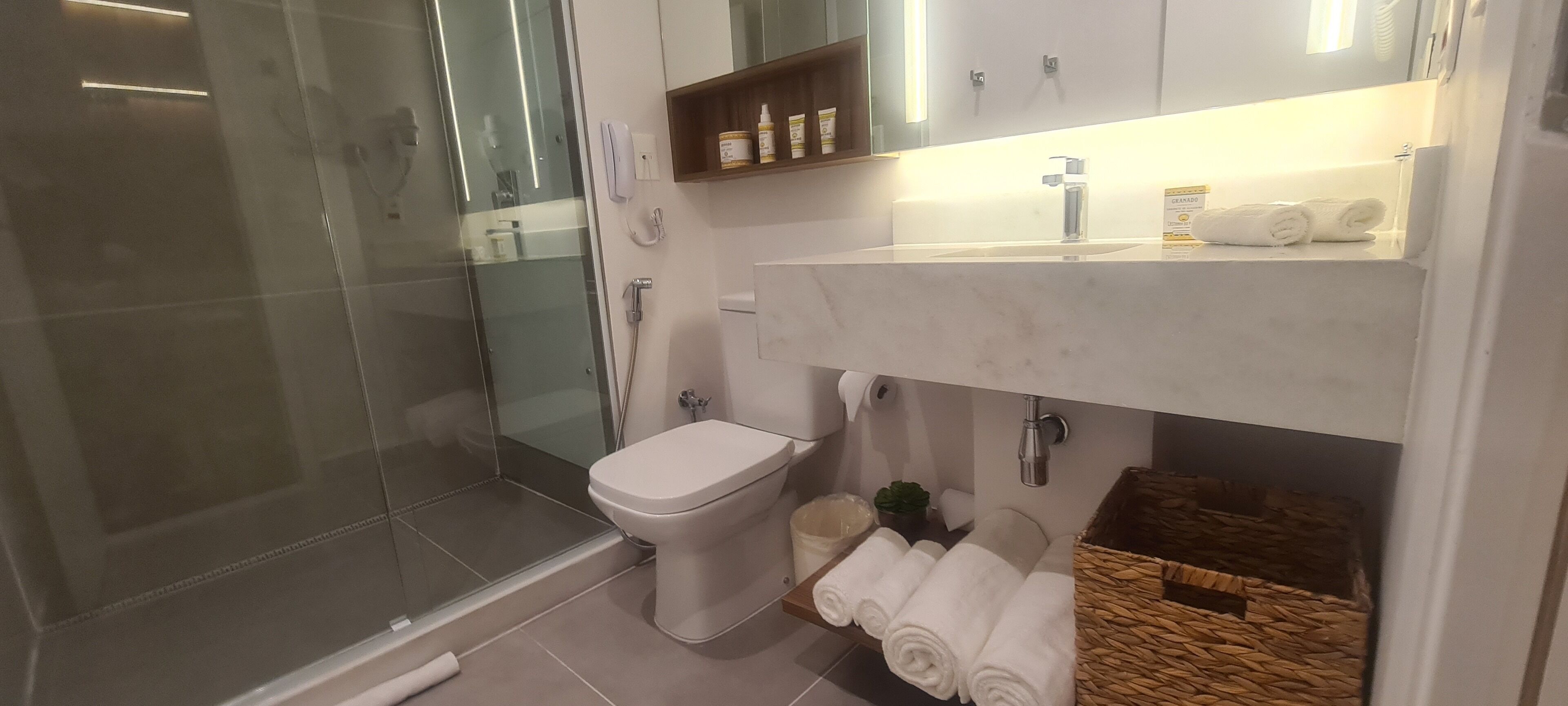 executive room | bathroom | shower, rainfall showerhead, free toiletries, hair dryer