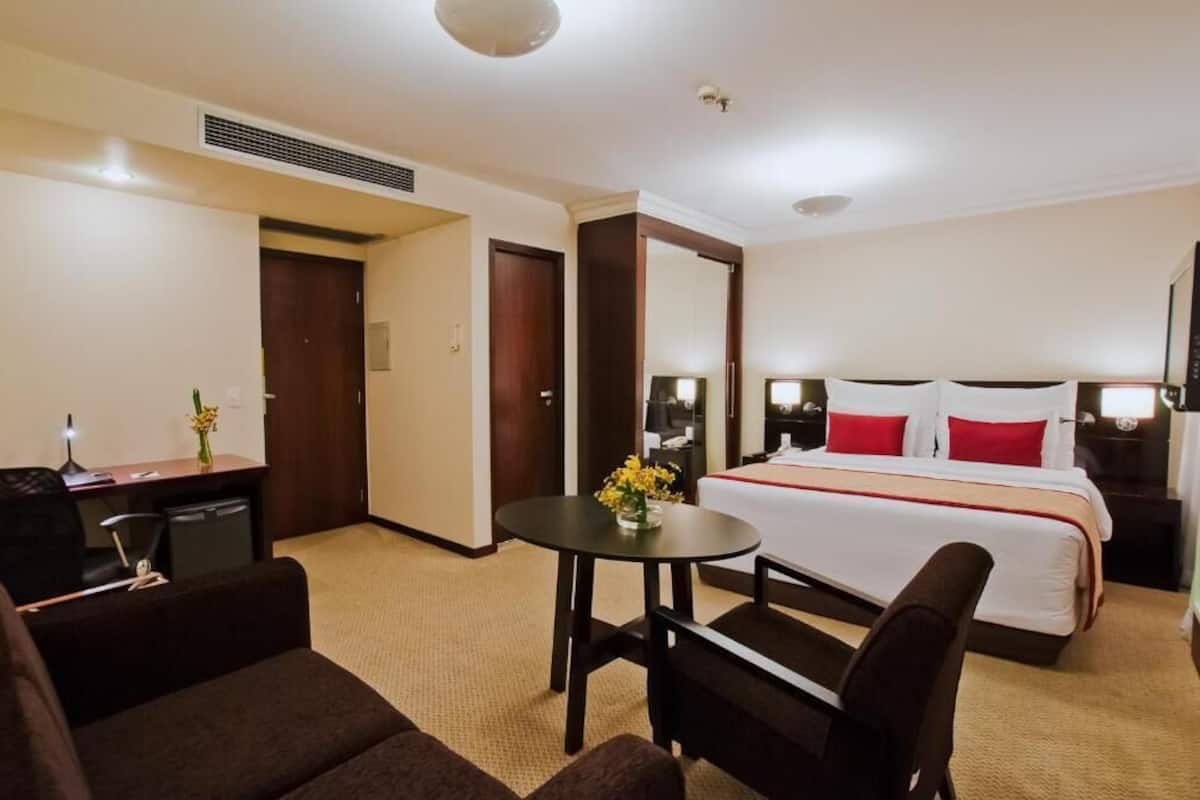 Seprai katun Mesir, seprai premium, minibar, dan brankas