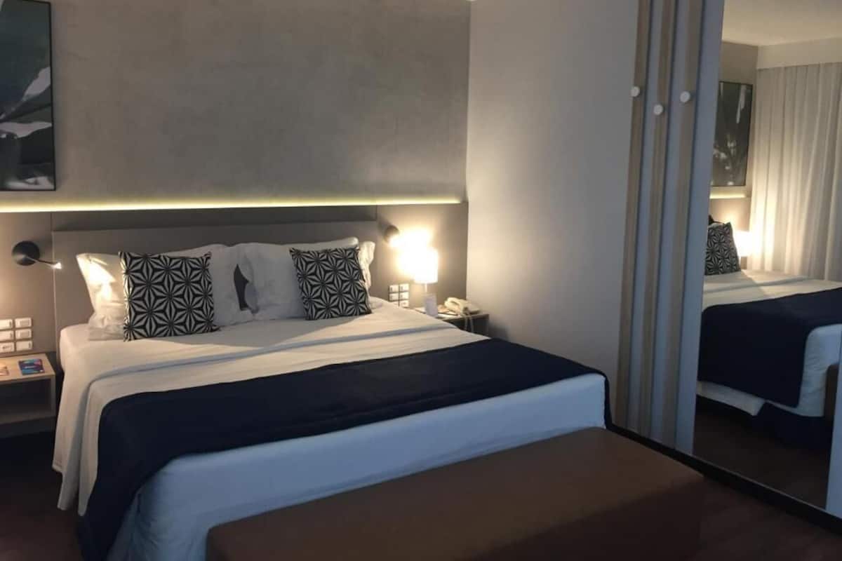 Seprai katun Mesir, seprai premium, minibar, dan brankas