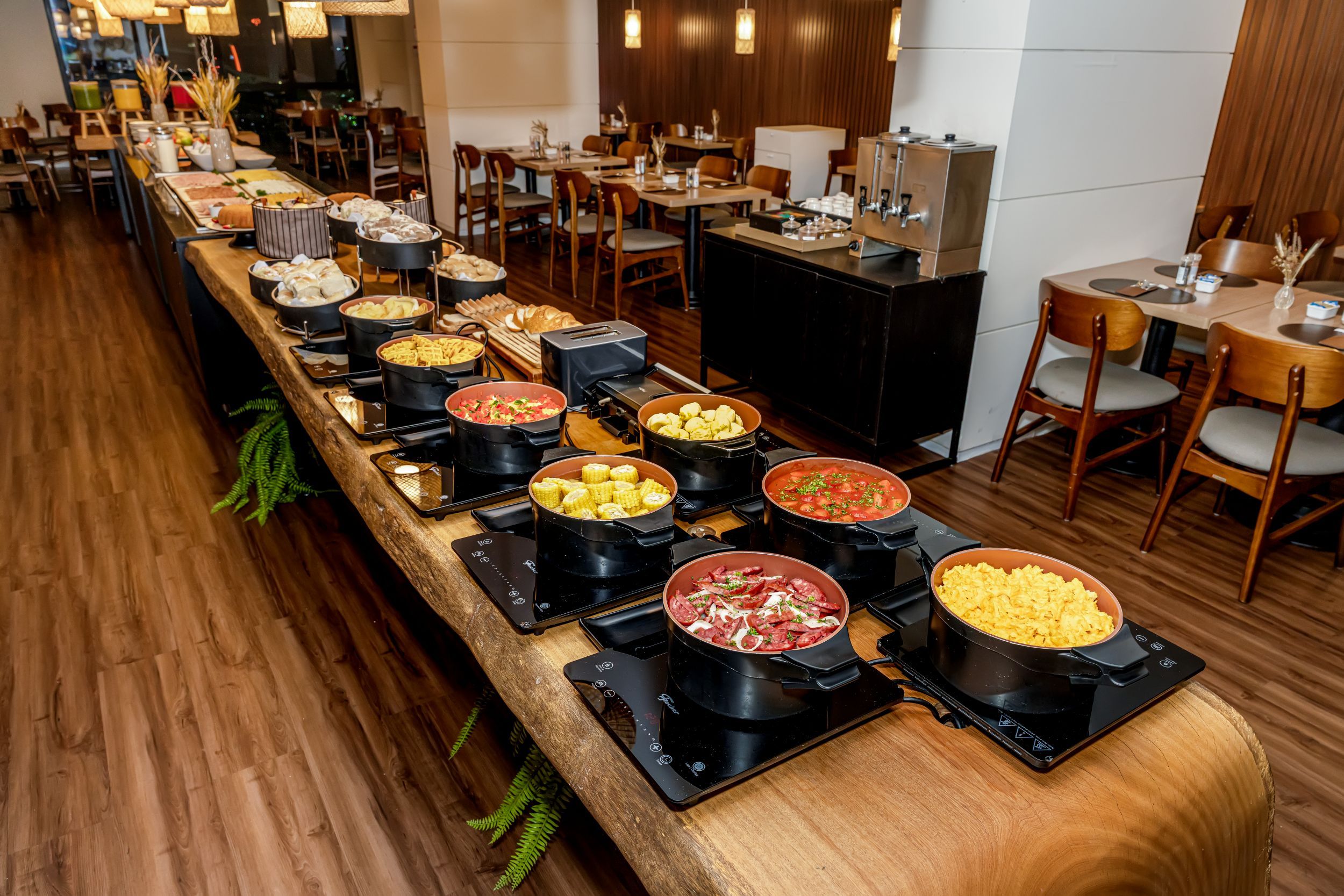 Ein reichhaltiges Buffet mit verschiedenen Speisen und Kochstationen.