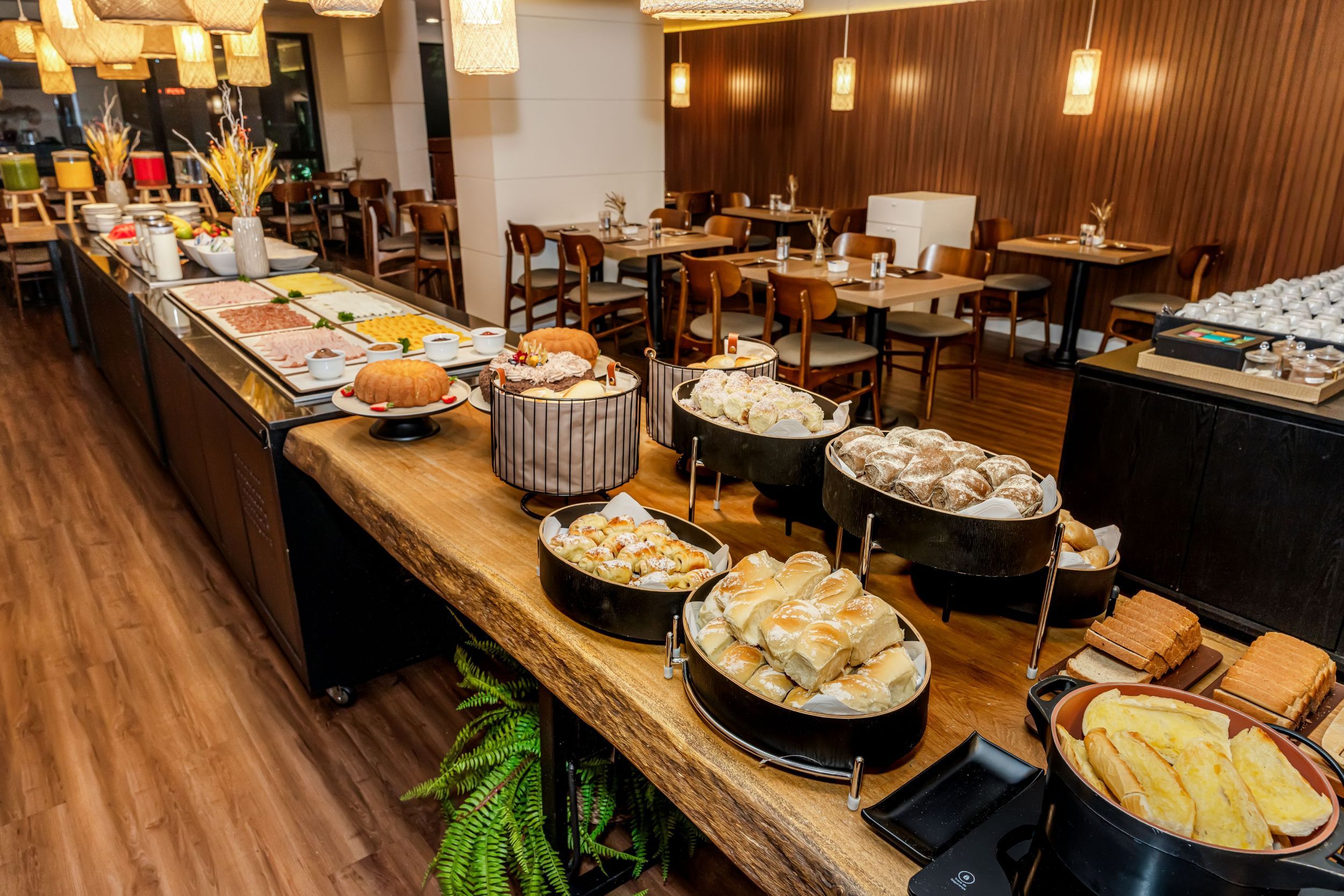 Un buffet proposant une variété de plats et doté d’un comptoir en bois.