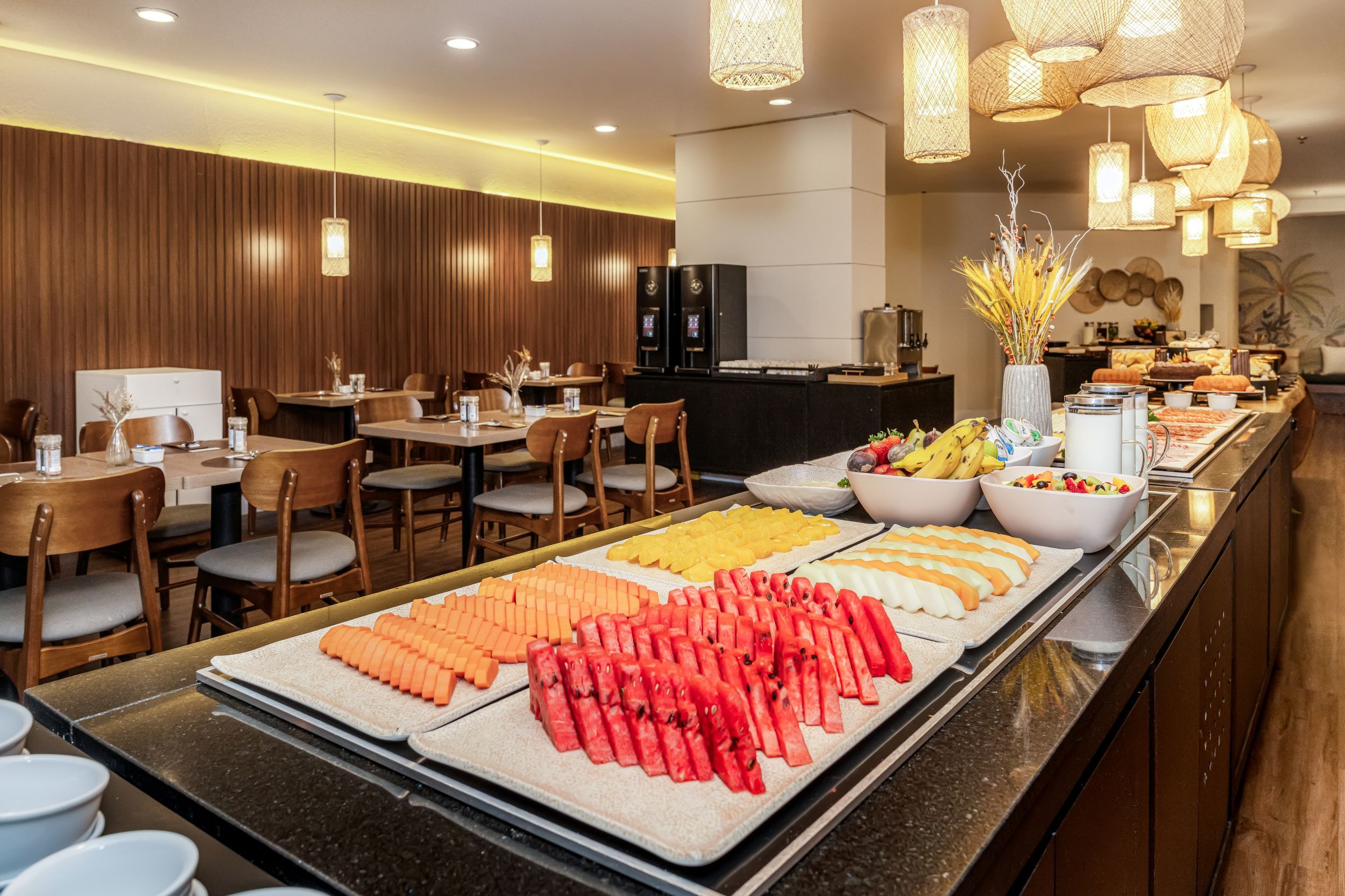 Ein reichhaltiges Buffet mit verschiedenen Früchten und Gemüsesorten.