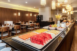 A buffet setup with various fruits and vegetables. - Blue Tree Premium Faria Lima (São Paulo)