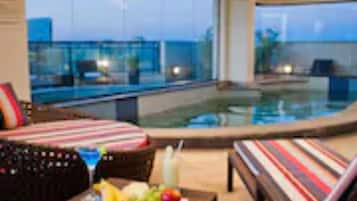 Alberca techada y alberca al aire libre