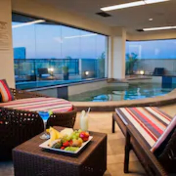 Una piscina techada, una piscina al aire libre