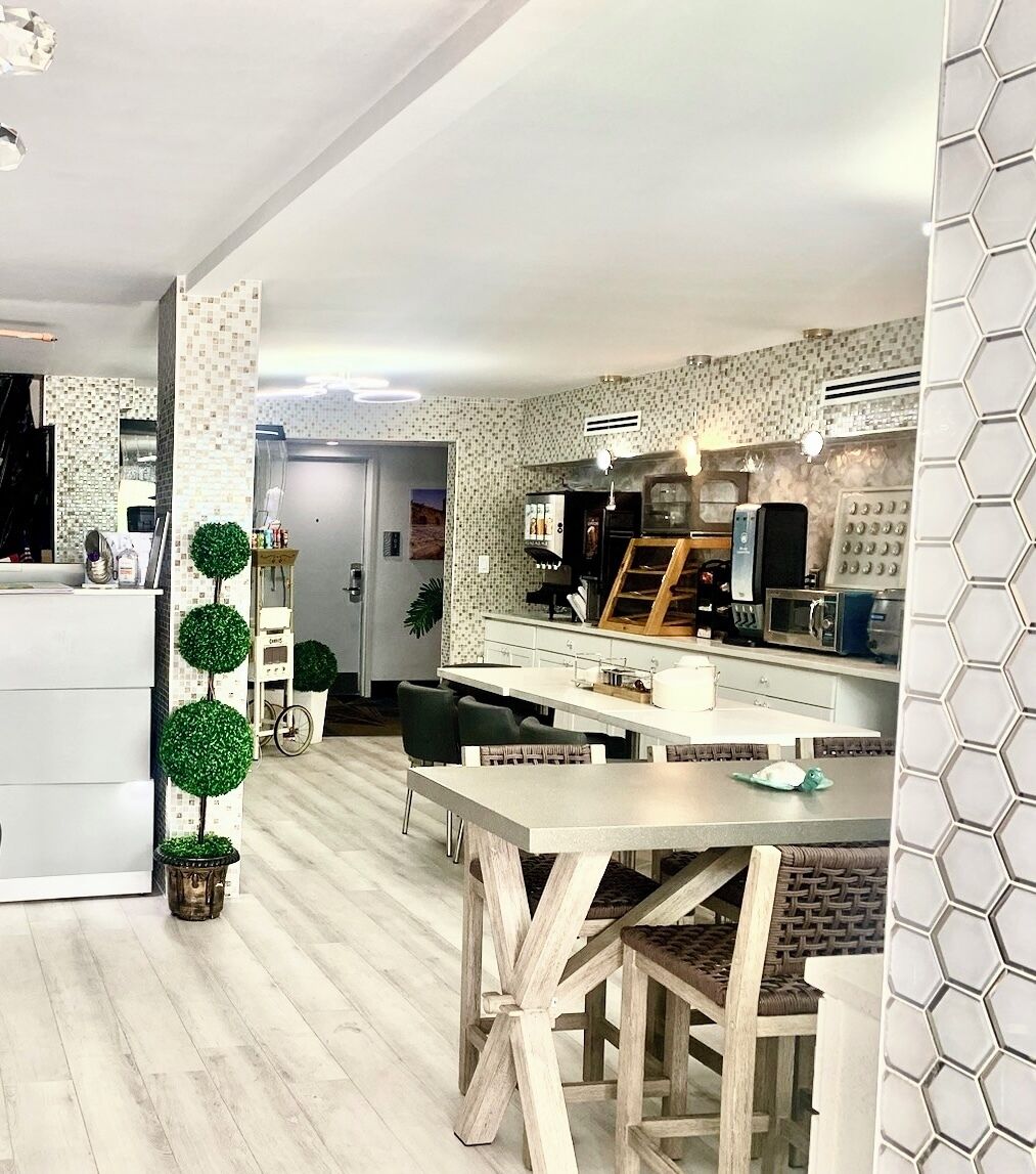 Une cuisine moderne avec un îlot central, des chaises en bois et une table à manger.