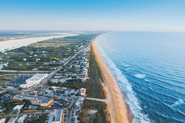Playa privada, playa de arena blanca y camas de playa (con cargo)