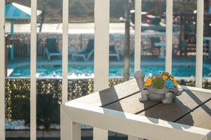 En utsikt över poolen med ett litet bord och en dekorativ skulptur i form av en sköldpadda.