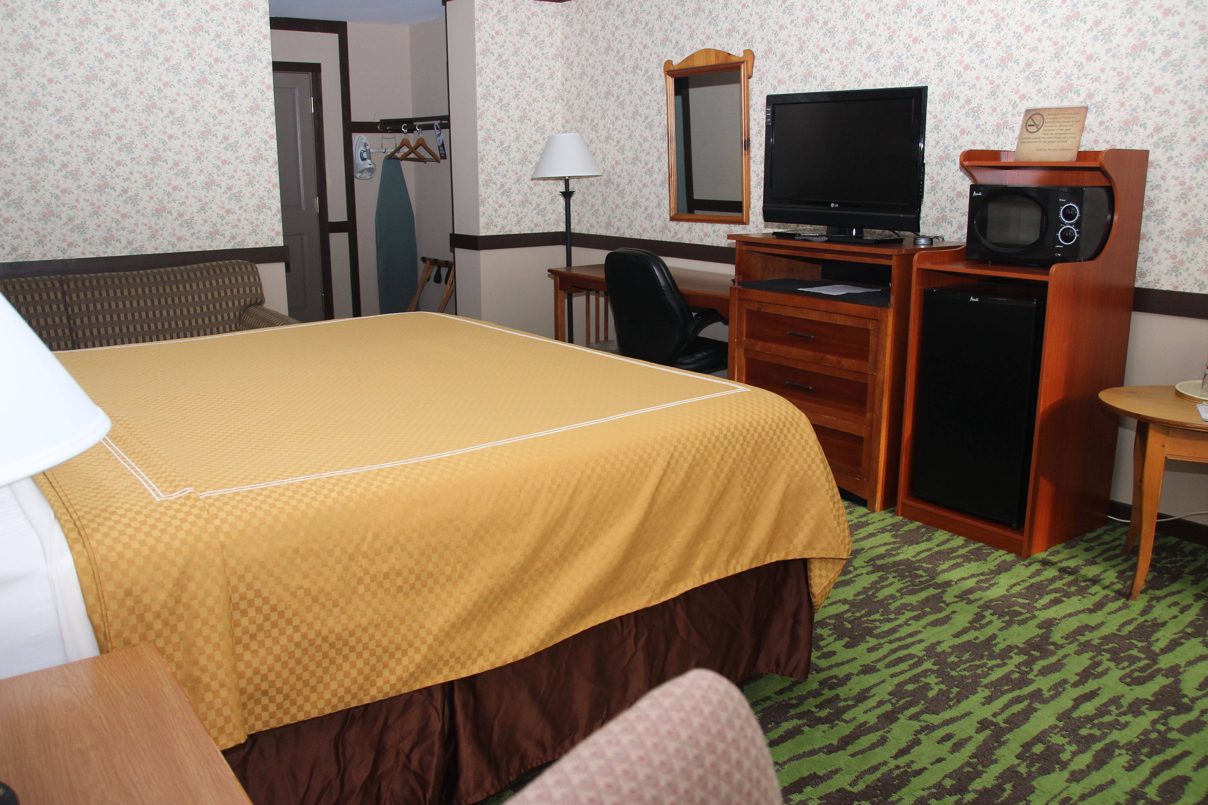 classic room, 1 king bed, refrigerator & microwave | in-room safe, desk, iron/ironing board, free wifi