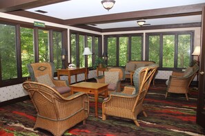 Una televisión de pantalla plana, películas de pago