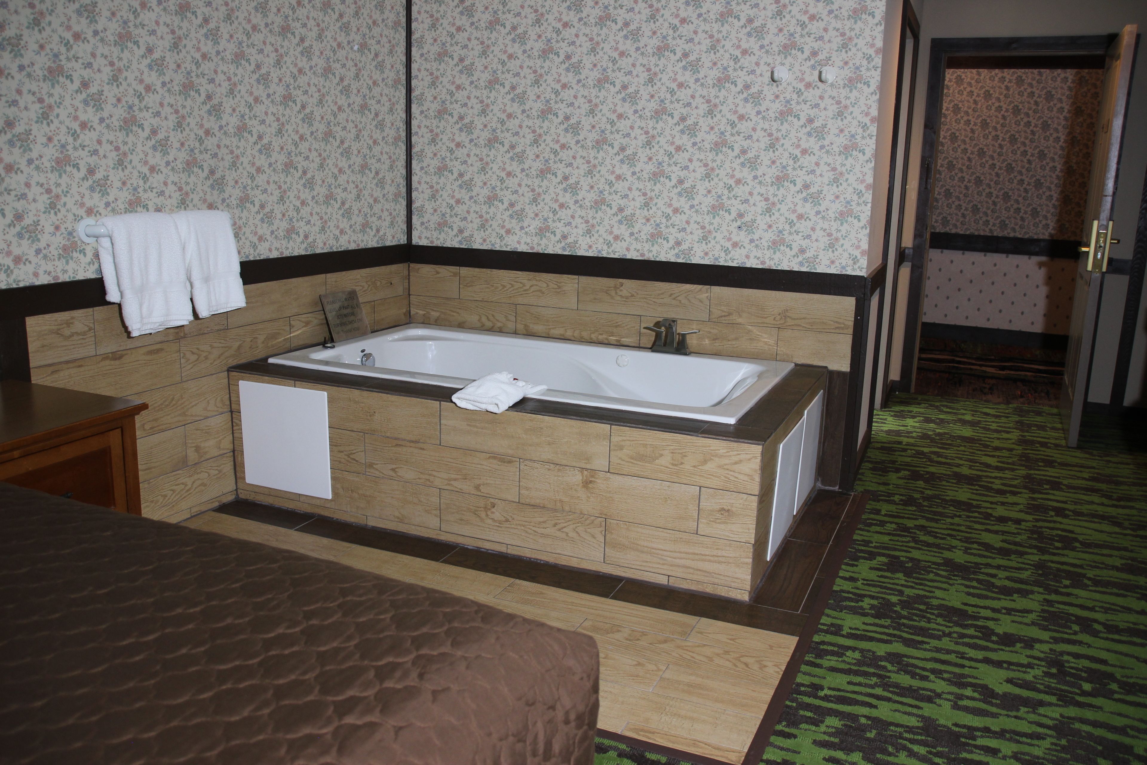 romantic room, 1 king bed, refrigerator & microwave | jetted bathtub