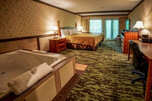 Quarto romântico, 1 cama King, geladeira e micro-ondas | Cofres nos quartos, escrivaninha, ferros/tábuas de passar roupa