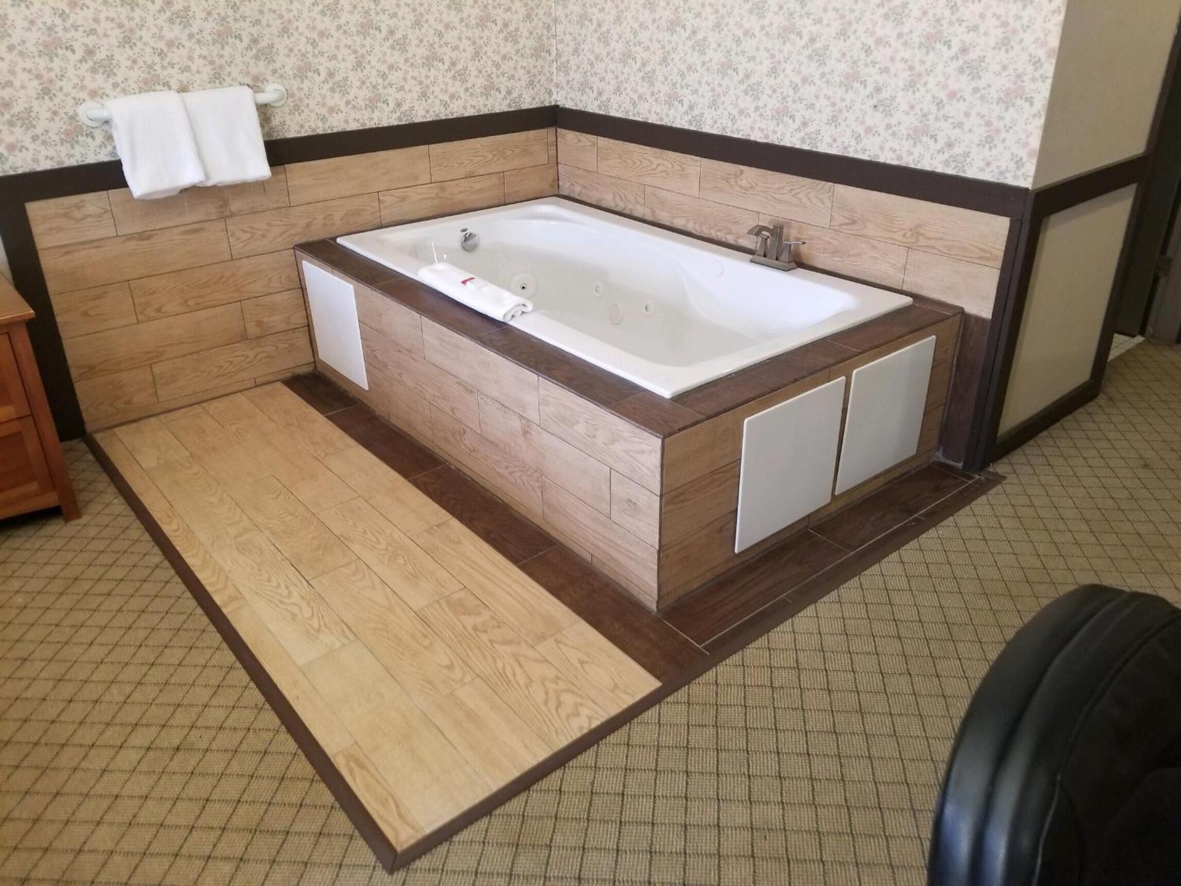 combined shower/bathtub, hair dryer, towels