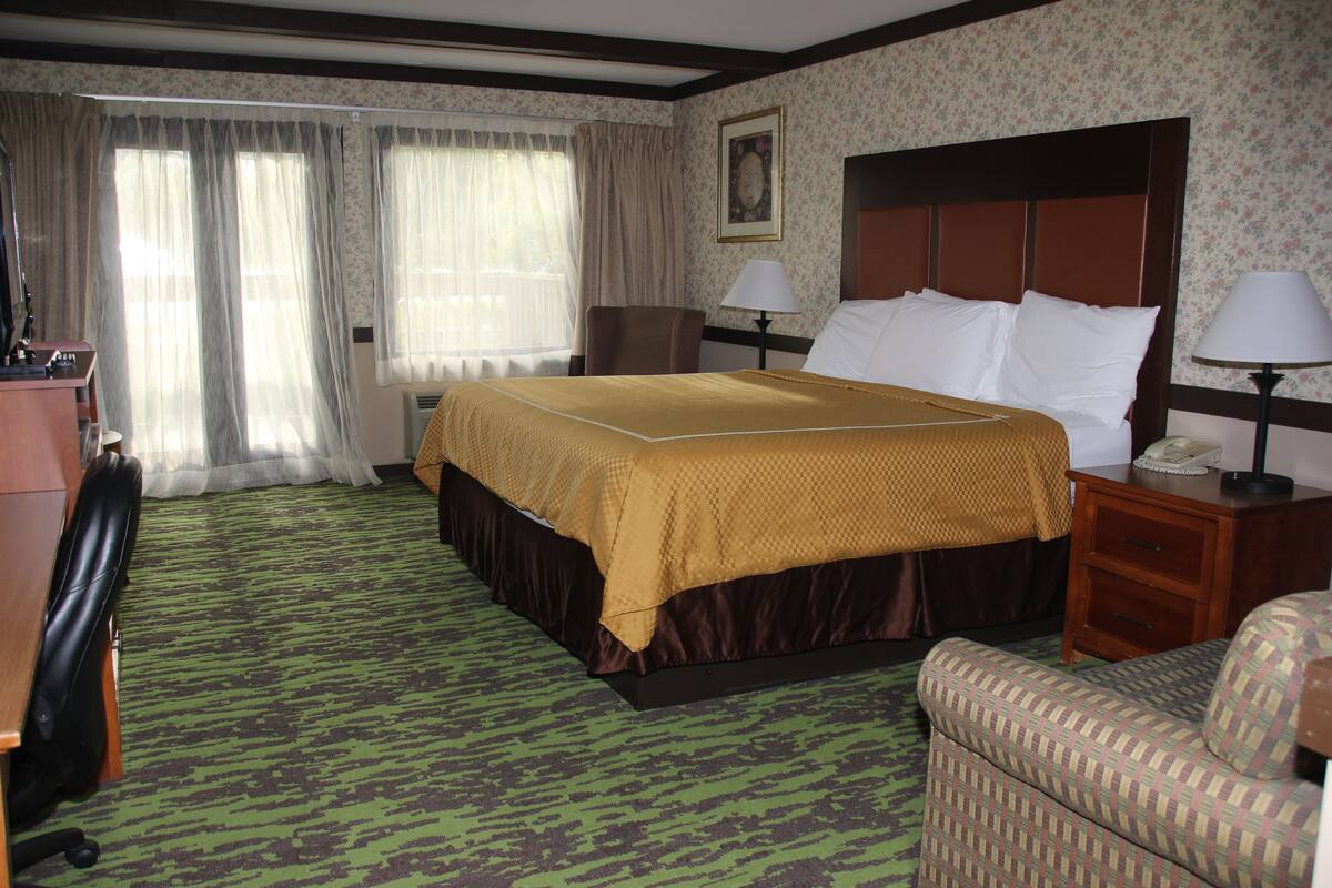 Classic Room, 1 King Bed, Refrigerator & Microwave | In-room safe, desk, iron/ironing board, WiFi (free)