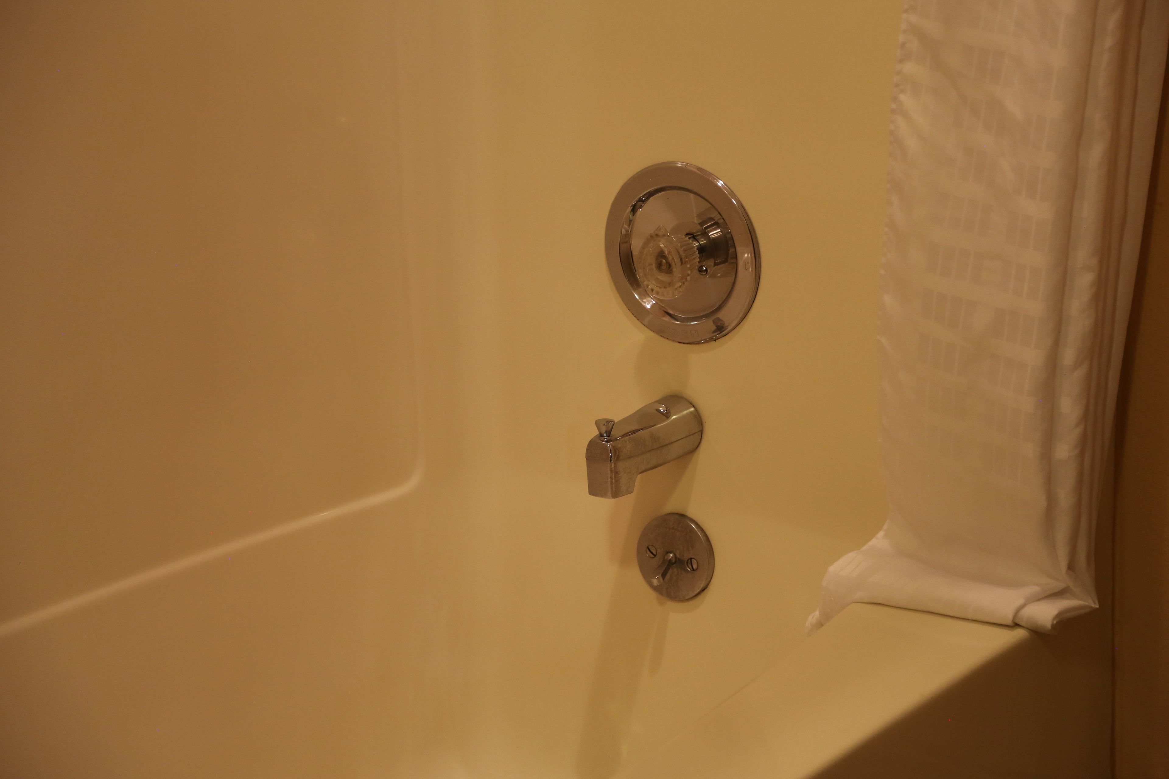 Quarto standard, 1 cama Queen, para não fumantes | Banheiro | Chuveiro/banheira combinados, toalhas de banho