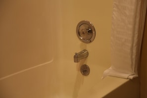 Standard Room, 1 Queen Bed, Non Smoking | Bathroom | Combined shower/tub, towels