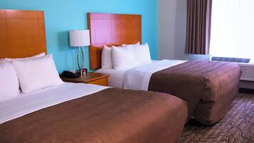 Rom – standard, 2 queensize-senger | Sengetøy av topp kvalitet, skrivebord og blendingsgardiner