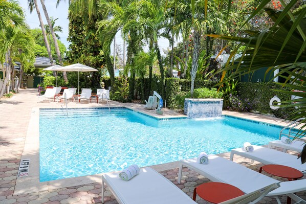 حمّام سباحة خارجي، مظلات على حمّام السباحة، مقاعد للتشمس